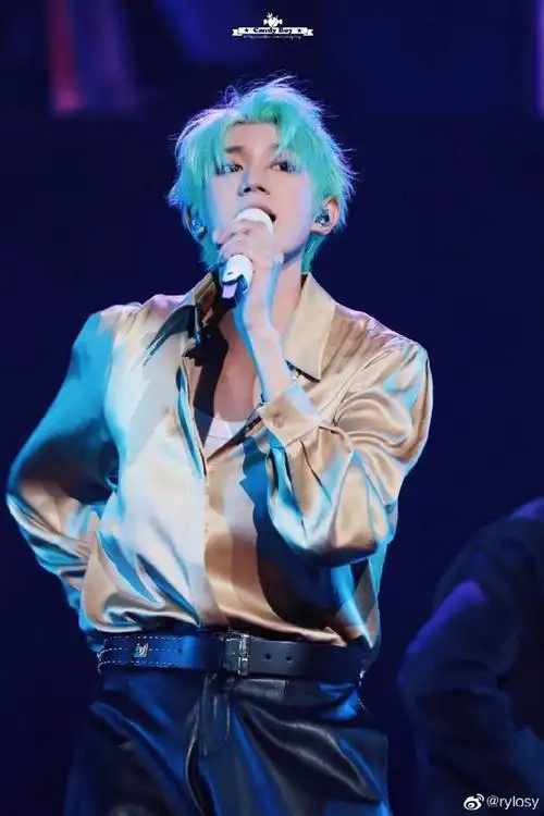 王源头发漂的都滋毛了