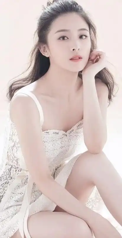 张含韵的奶欲更勾人,36岁依旧童颜,身材却饱满成熟韵味满满