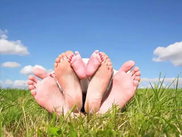 ▼大脚丫 小脚丫 = 快乐的一家▼舒服地躺下,来一波笑脸杀~▼蹲下身
