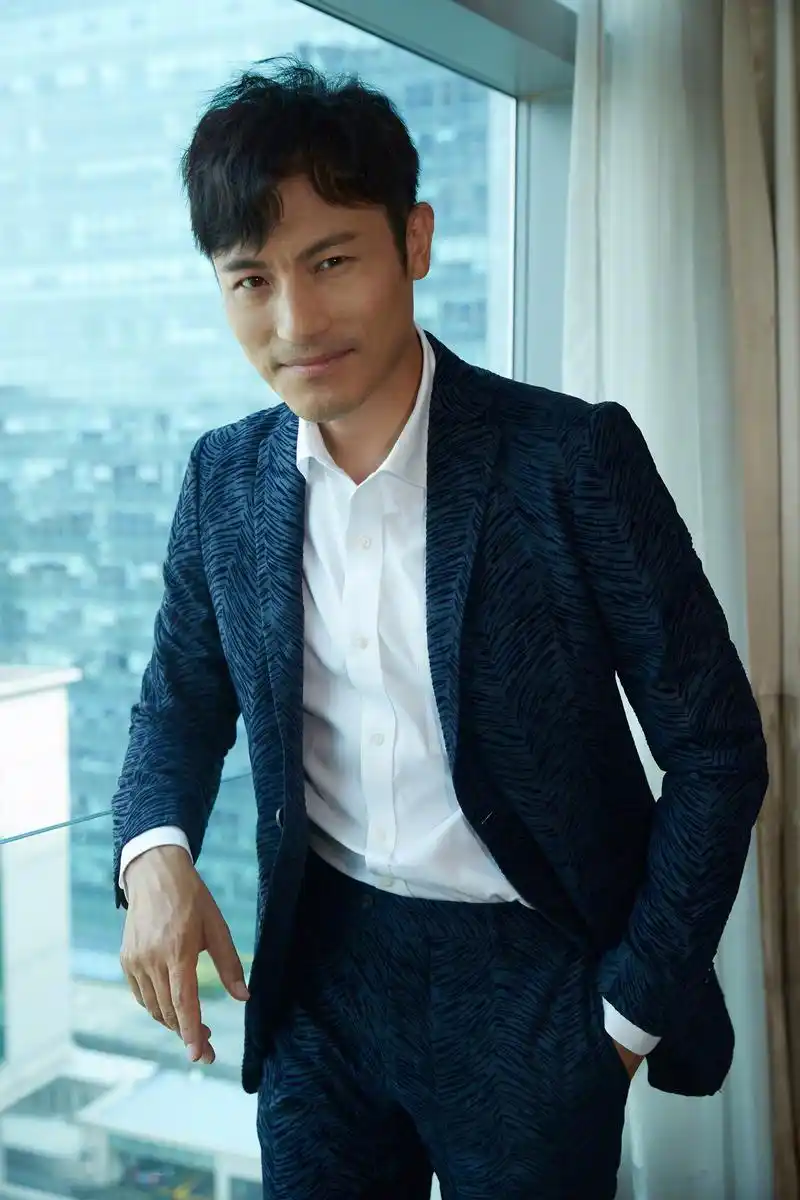 《我和我的祖国》首映盛典在京举行,演员耿乐在电影中饰演顺利升旗