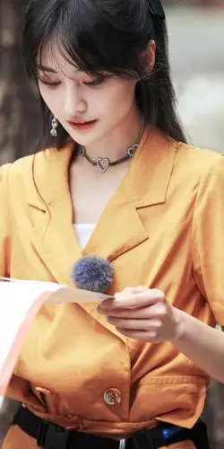 郑爽黄色连体工装穿搭,为酷暑带来一丝清爽之风,甜美可爱