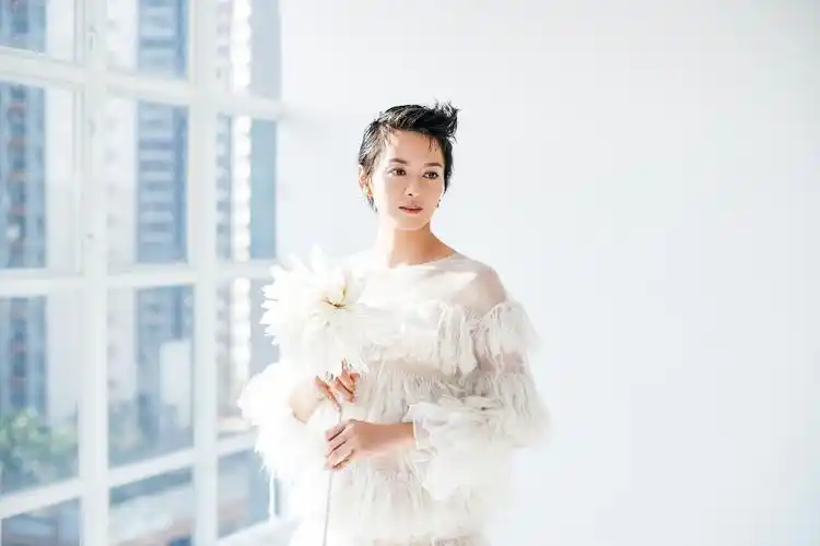 梁咏琪新专辑造型透视46寸长腿 挑战极限