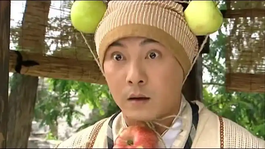 《小鱼儿与花无缺》小辣椒蒙眼掷飞镖,张卫健搞笑功力也不一般!