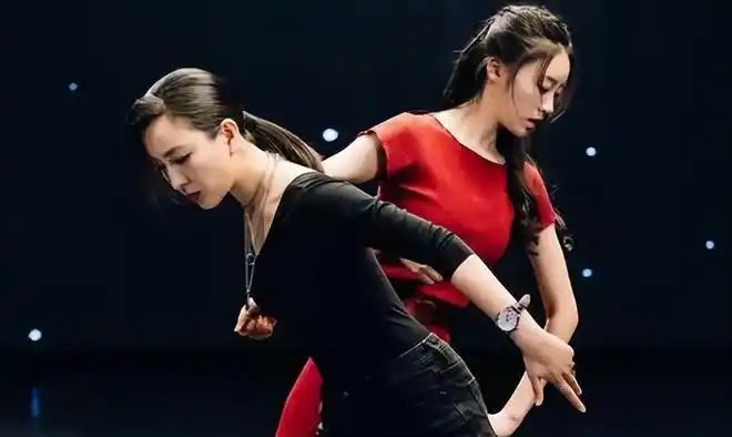 再加上马苏在班里的舞蹈水平最落后,必须加把劲赶上同学的进度,才对得