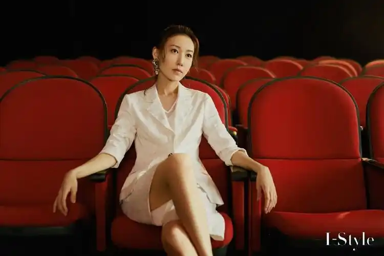 高露条纹西装优雅写真图片_明星_美桌网