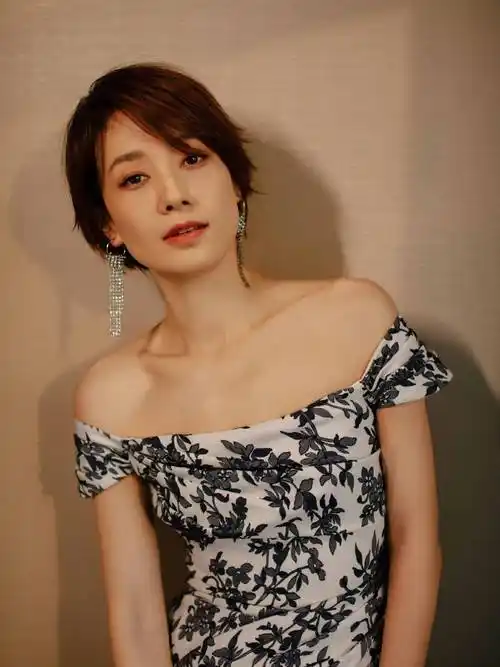 原创44岁的马伊琍真厉害身穿青花瓷印花露肩长裙亮相尽显优雅气质