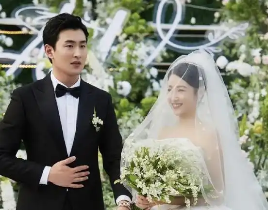 还被许多的网友调侃说啥时候能看到黄子韬结婚的画面给放出