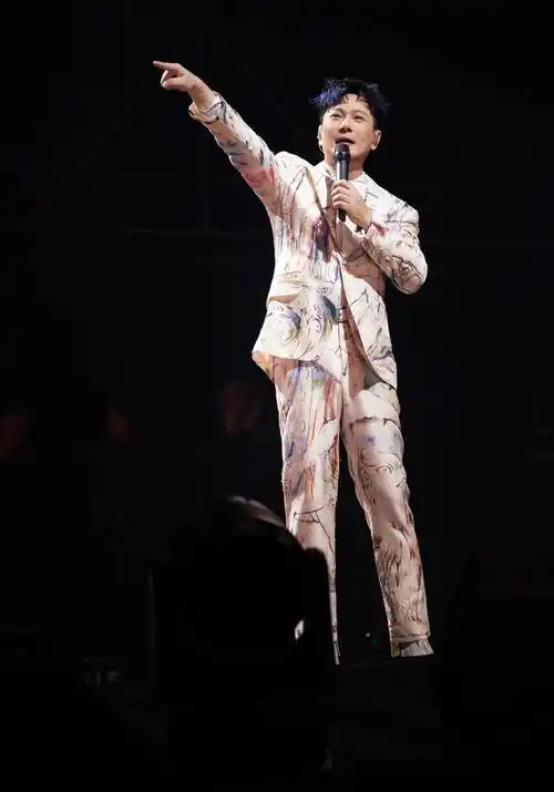 0贵阳站圆满结束,高密度排期张信哲堪称演唱会劳模_歌迷_舞台_音乐