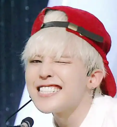 【图】权志龙白发红帽子帅气十足 出道十年回应入伍问题