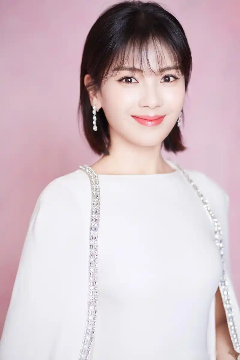 【"刘涛春节不放假"之江西卫视春晚】一袭白裙落落而来,明眸皓齿,优雅