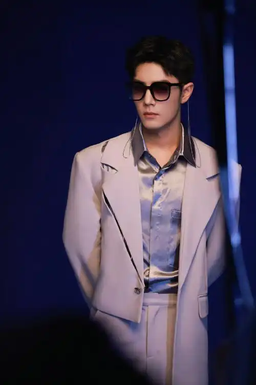 肖战##日常见肖战#【肖战超话】与生活相融,向内寻,向外修.