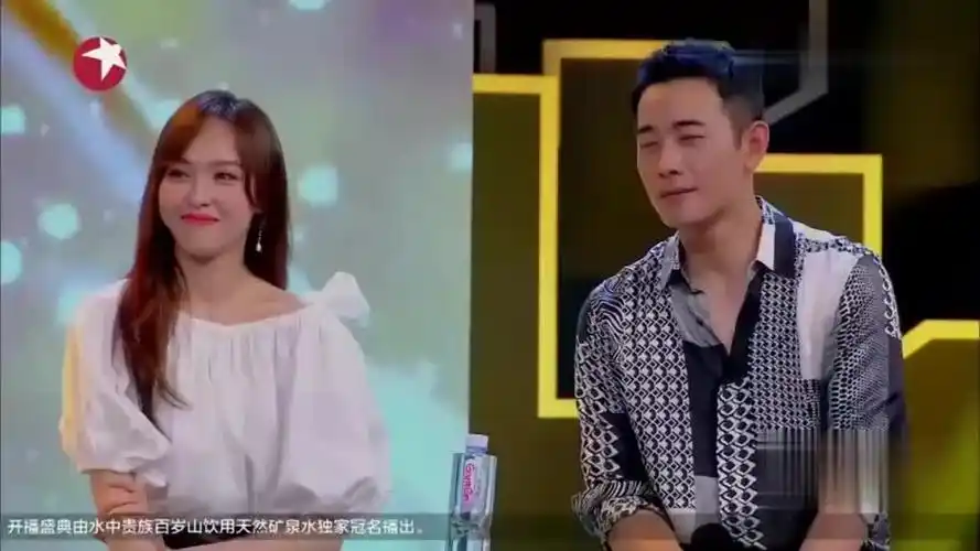 唐嫣罗晋并肩坐,谁注意他们腿的姿势?太抢眼了吧!