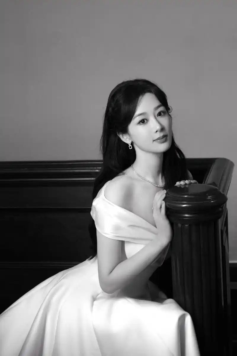 杨紫白色礼服裙,长发微卷,人亦温柔
