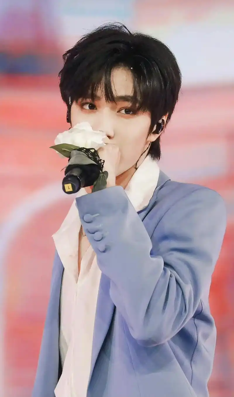 刘耀文绝美舞台照.