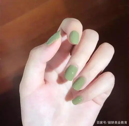 夏季适合做什么样的纯色美甲?