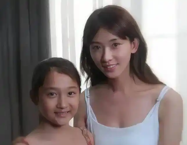 原创技术贴关晓彤小时候和多位明星合照这孩子没整过容是真的