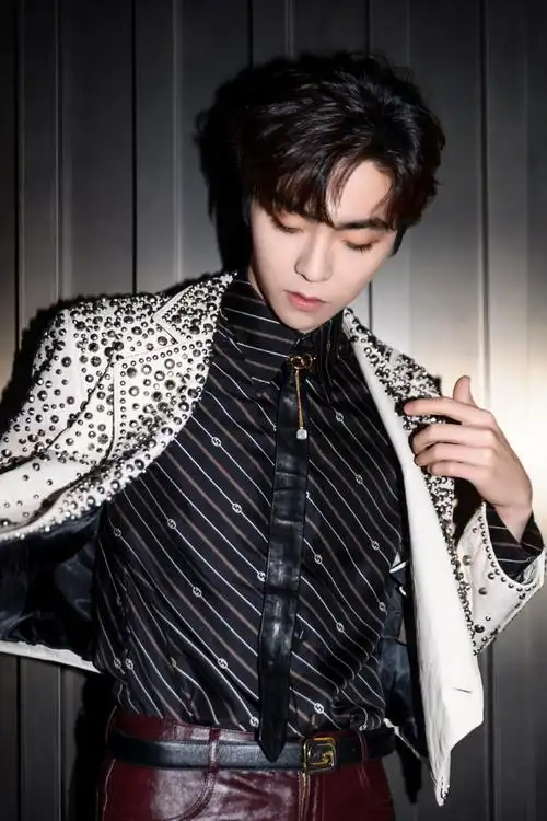 陈立农超话身型修长,身姿挺拔,闪动的光耀里,是心跳,也是乐动.