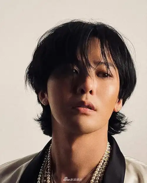 组图:权志龙个性写真登时尚杂志 拎女包腮红妆抢镜