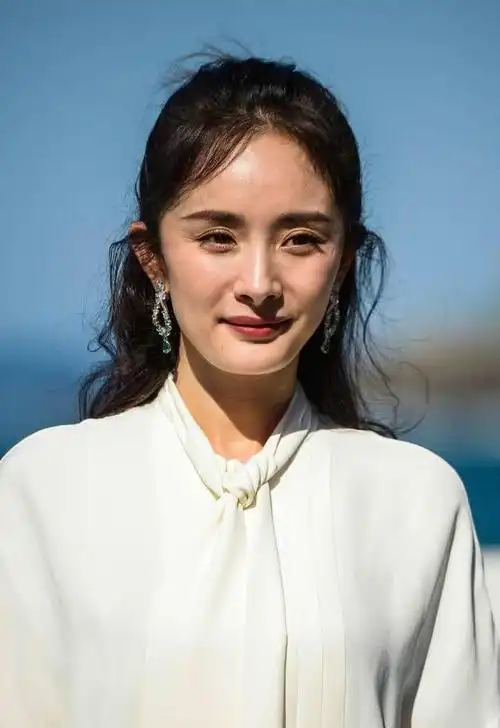 杨幂未修图曝光,面黄肌瘦鹰钩鼻,丑哭了!网友:手才是亮点!