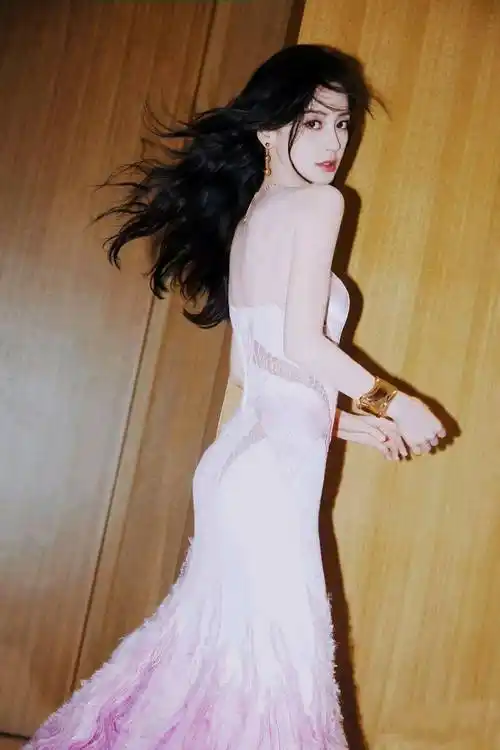 杨颖时尚芭莎造型,美炸了06_羽毛_裙摆_明星