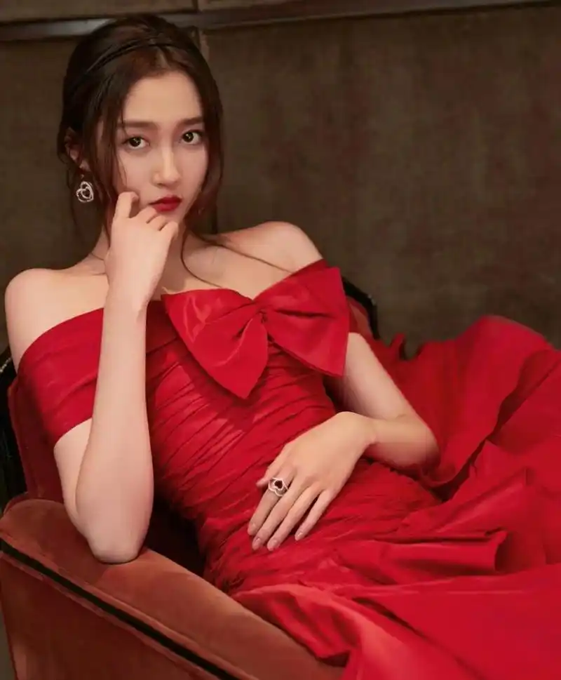 关晓彤# 一袭红色抹胸蝴蝶结礼服,清纯甜美的容颜,窈窕曼妙的身材
