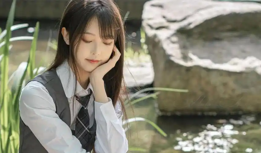 充满青春气息的长发美女制服写真电脑桌面壁纸