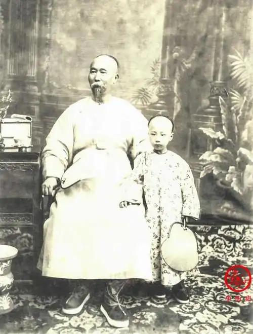 晚清老照片:直隶总督李鸿章身高1米83,与孙子合影尽享天伦之乐