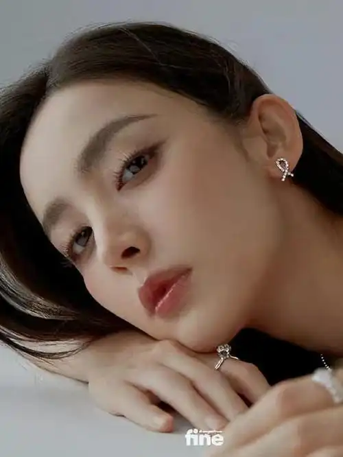 近日,古力娜扎拍摄的杂志封面人物大片释出,照片中的她美得让人惊艳!