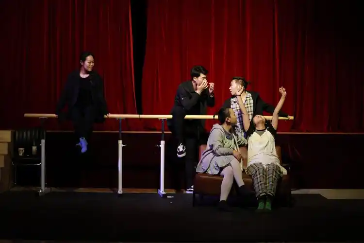 话剧社年轻人的舞台:精彩排练现代剧照