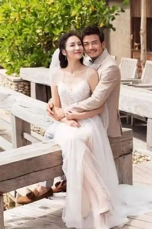 杨烁十年隐婚妻子竟是她!清纯美貌不减,时尚装扮似少女,艳福不浅