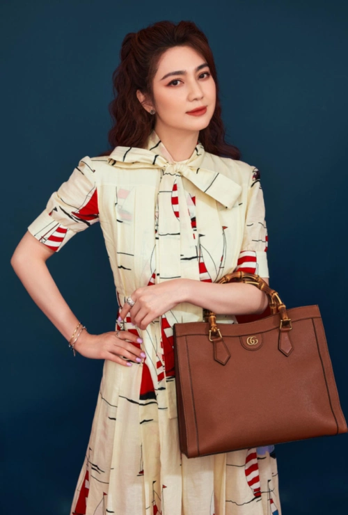 快50的洪欣的身材真不像中年人,穿衬衫裙不输小姑娘,优雅有魅力