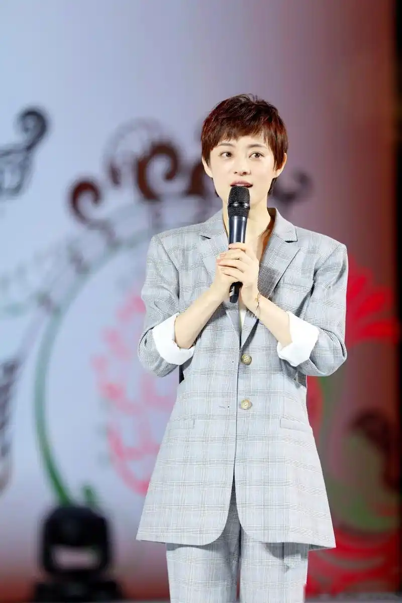 孙俪西装俪美颜暴击来袭!