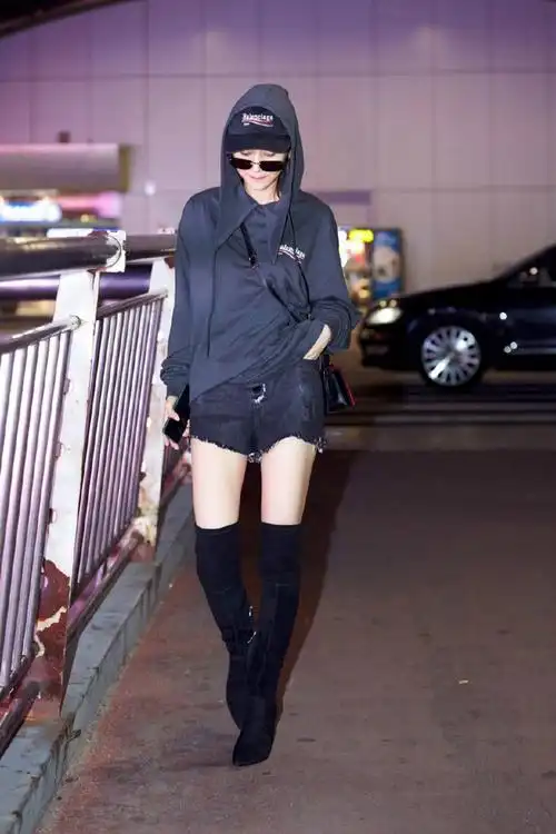 粉丝关注的王子文堪称是娱乐圈中很穿衣服的人,都知道王子文个头不高