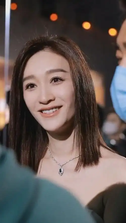 李小冉安利我们的日子#李小冉今日搜狐时尚盛典走红毯,一身简洁白色