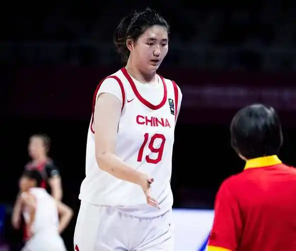 张子宇2米28身高惊艳亮相,国字号首秀狂胜印尼女篮