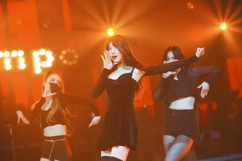 首尔,秀智亮相线上举行的10周年粉丝音乐会,现场带来歌曲串烧舞台惊艳