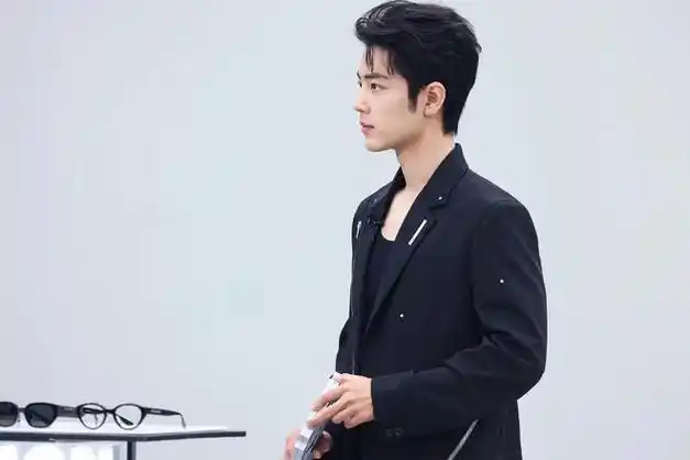 人气巨星肖战今晚直播活动造型图出炉啦战哥太帅啦