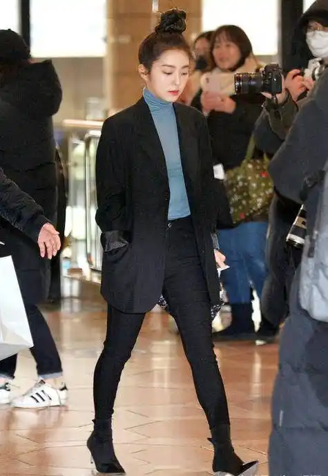 裴珠泫解锁新发型,丸子头变"高扎尼姑头",配西装更加惹人注目_黑色