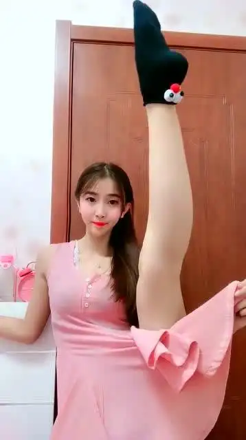 女神穿着裙子秀劈叉动作优雅真美丽