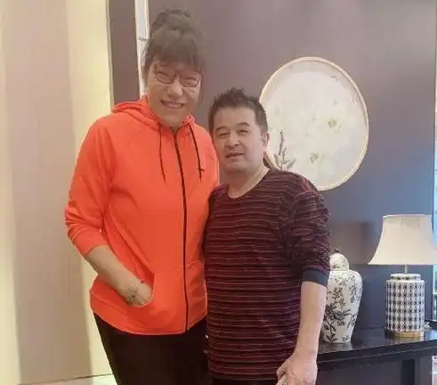 60岁毕福剑近照曝光头发凌乱风光不再合照时强颜欢笑引人泪目