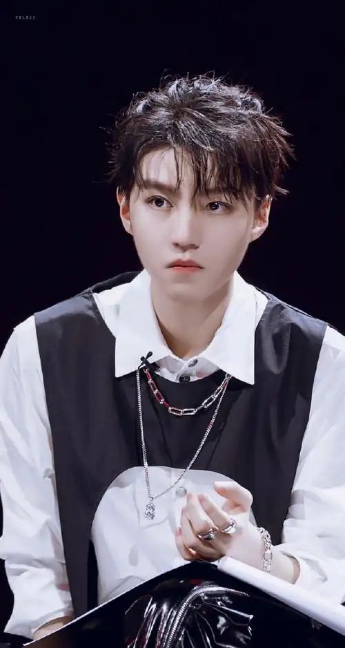 王俊凯二十四岁肆意生长#选了几个比较有代表性的发型你们最心水母鲻