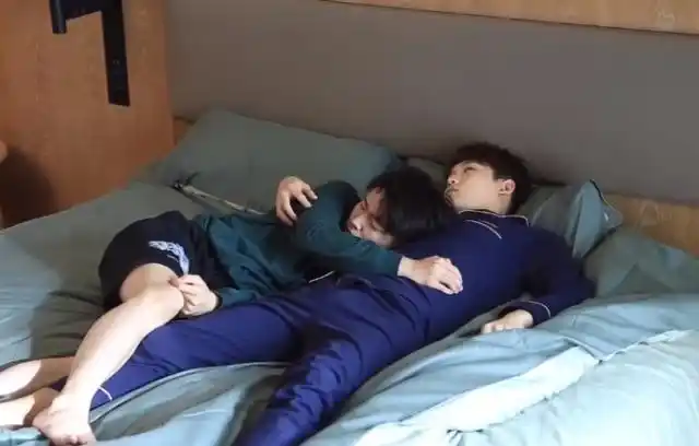 《初恋》邢昭林搂着情敌睡姿甜蜜,下一秒翻脸,好兄弟就该用脚踹