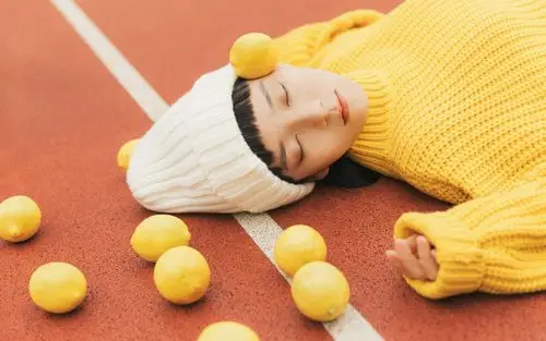 俏皮可爱的女孩户外日系甜美图片桌面壁纸