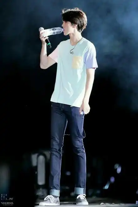 那些吴世勋惊艳到你的全身照,这大长腿也太瞩目了