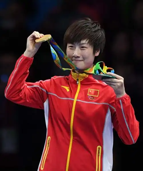 乒乓球奥运冠军,北京大学体育教研部2021级硕士生丁宁和众多同学一起