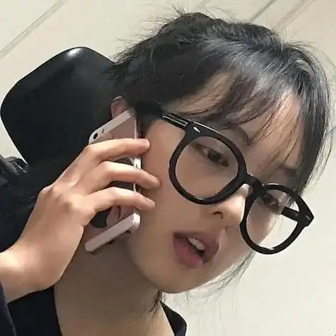 想求一些美女们戴眼镜但是又很放松自然的头像