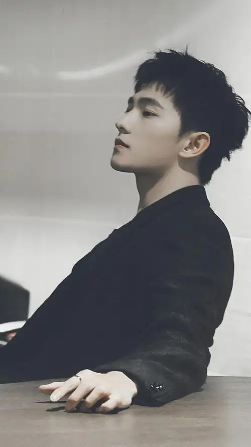 雕刻美男杨洋的绝美侧颜杀是心动的感觉