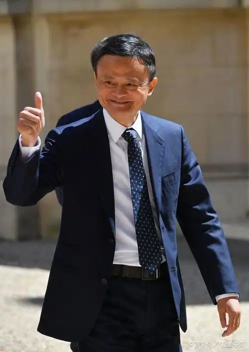 马云的快乐很简单送老师爱的抱抱为学生表演助威喊破喉咙