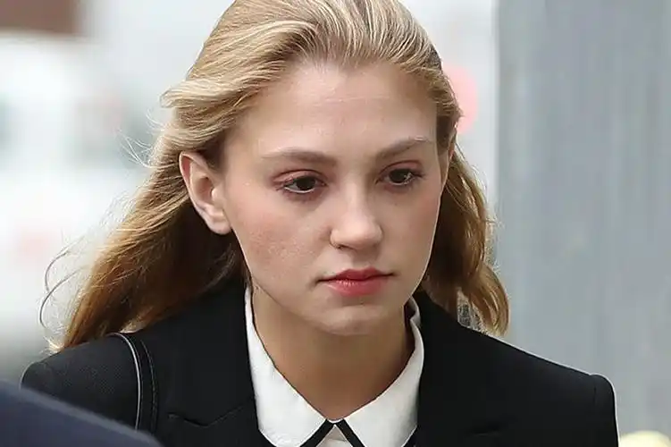 牛津女学霸刺伤剑桥男友反上诉 法官判其不入狱:她前途无量