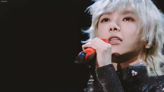 华晨宇白色狼尾造型##华晨宇非凡之夜连唱三首